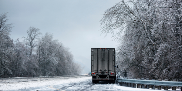 El impacto de la temporada y el clima en tu carrocería de camión