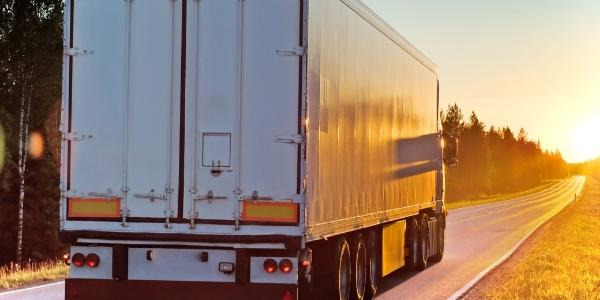 Señales y distintivos que deben llevar los camiones en España